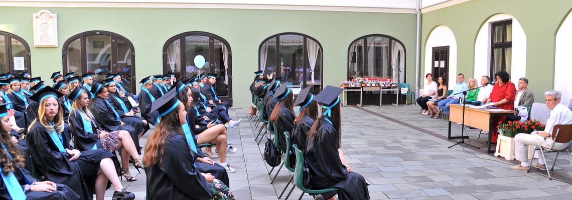 Toca Absolvire Gura Humorului / Esarfe Absolvire in Gura Humorului | Robe Absolvire de Vanzare in Gura Humorului Toca Absolvire Gura Humorului / Esarfe Absolvire in Gura Humorului | Robe Absolvire de Vanzare in Gura Humorului