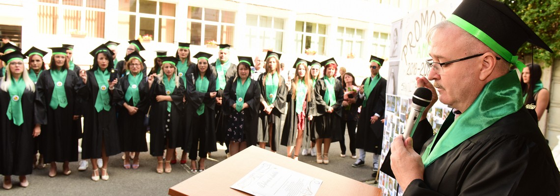 Toca Absolvire Sighetu Marmatiei / Esarfe Absolvire in Sighetu Marmatiei | Robe Absolvire de Vanzare in Sighetu Marmatiei Toca Absolvire Sighetu Marmatiei / Esarfe Absolvire in Sighetu Marmatiei | Robe Absolvire de Vanzare in Sighetu Marmatiei