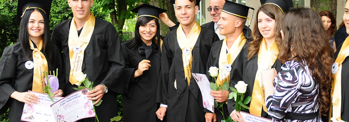 Toca Absolvire Dorohoi / Esarfe Absolvire in Dorohoi | Robe Absolvire de Vanzare in Dorohoi Toca Absolvire Dorohoi / Esarfe Absolvire in Dorohoi | Robe Absolvire de Vanzare in Dorohoi