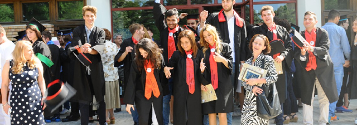 Toca Absolvire Faurei / Esarfe Absolvire in Faurei | Robe Absolvire de Vanzare in Faurei Toca Absolvire Faurei / Esarfe Absolvire in Faurei | Robe Absolvire de Vanzare in Faurei