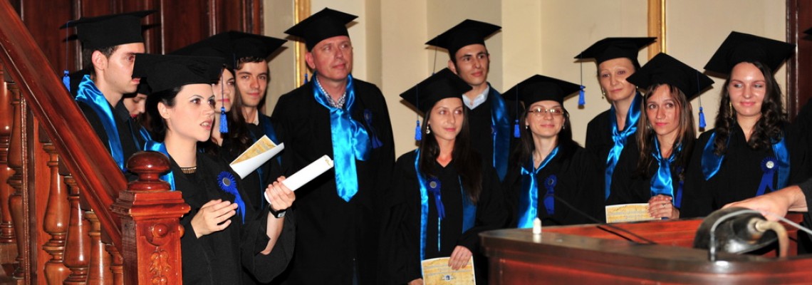 Toca Absolvire Satu Mare / Esarfe Absolvire in Satu Mare | Robe Absolvire de Vanzare in Satu Mare Toca Absolvire Satu Mare / Esarfe Absolvire in Satu Mare | Robe Absolvire de Vanzare in Satu Mare