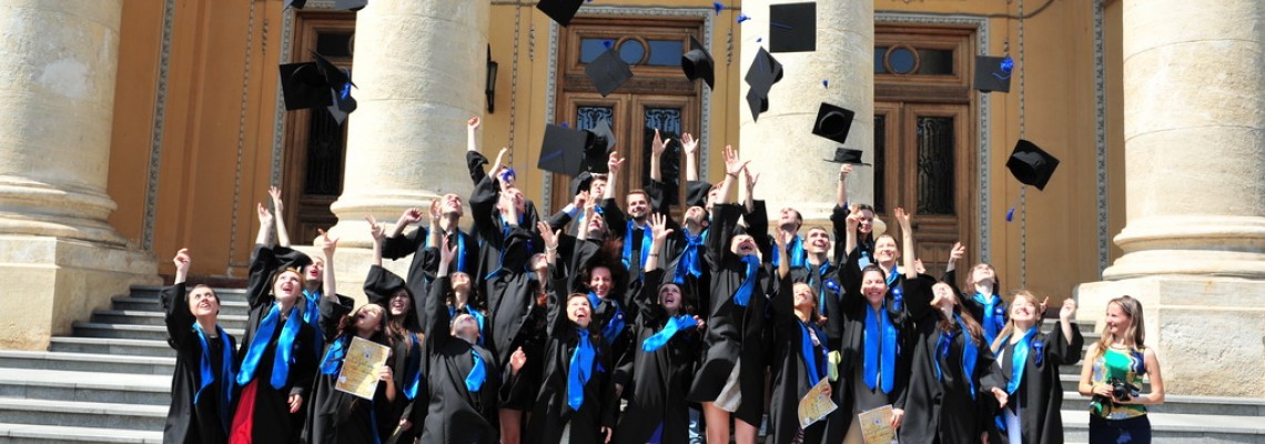 Toca Absolvire Sibiu / Esarfe Absolvire in Sibiu | Robe Absolvire de Vanzare in Sibiu Toca Absolvire Sibiu / Esarfe Absolvire in Sibiu | Robe Absolvire de Vanzare in Sibiu
